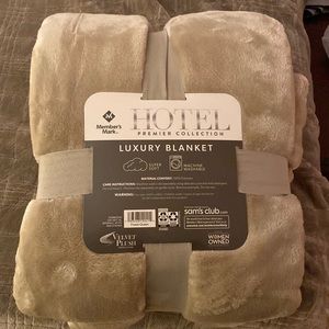 Hotel Premier Luxury Blanket